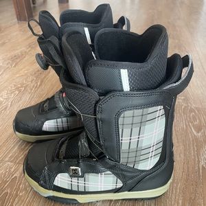 MOVING SALE!!! DC Brand Women's 'SCOUT' Snowboard Boots
